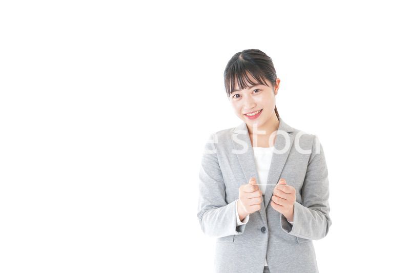 名刺を差し出す若いキャリアウーマン