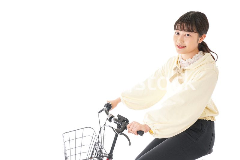自転車を運転する若い女性