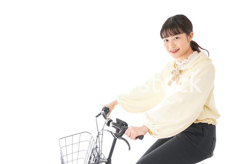 自転車を運転する若い女性