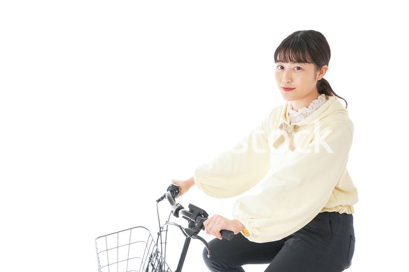 自転車に乗る若い女性