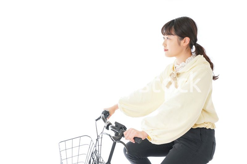自転車に乗る若い女性