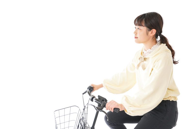 自転車を運転する若い女性