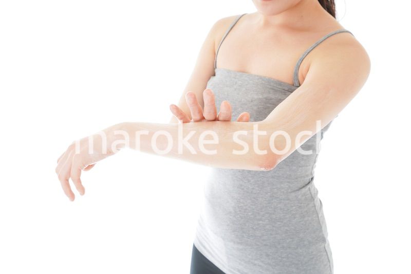 日焼け止めクリームを塗る若い女性