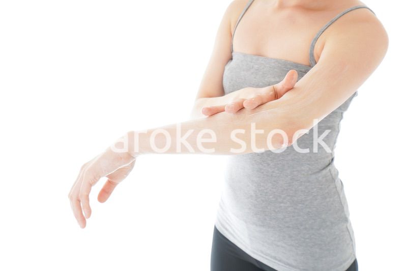 日焼け止めクリームを塗る若い女性