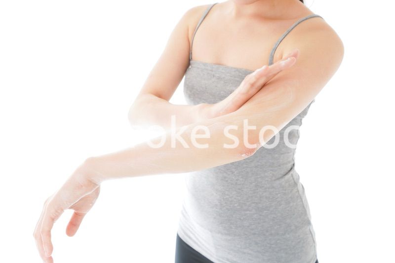 日焼け止めクリームを塗る若い女性