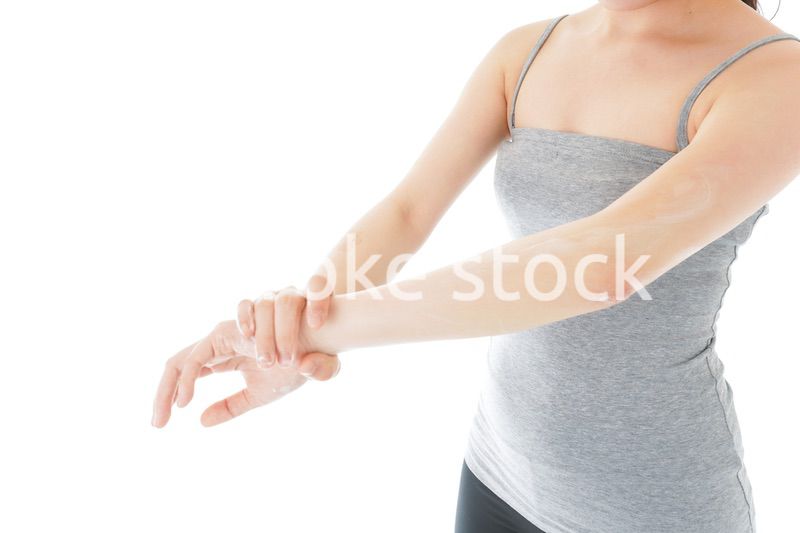 日焼け止めクリームを塗る若い女性