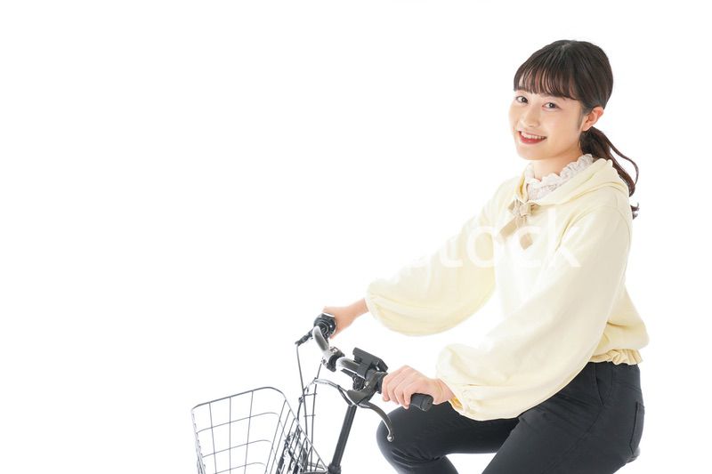 自転車に乗る若い女性