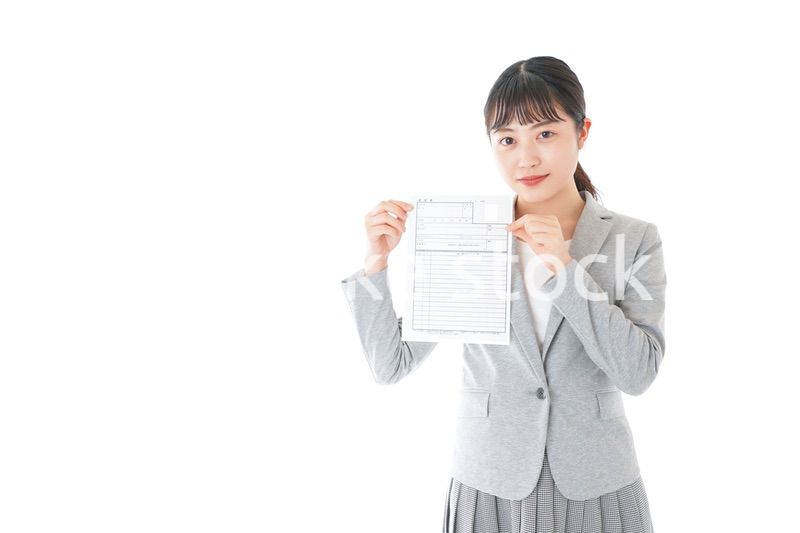 履歴書を持つ若いビジネスウーマン