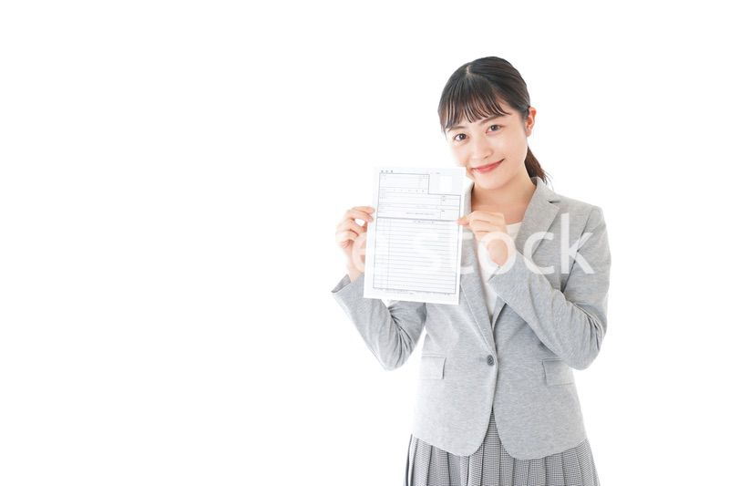 履歴書を持つ若いビジネスウーマン