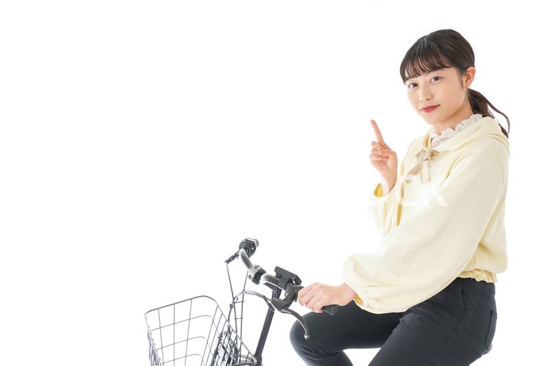 自転車に乗る若い女性