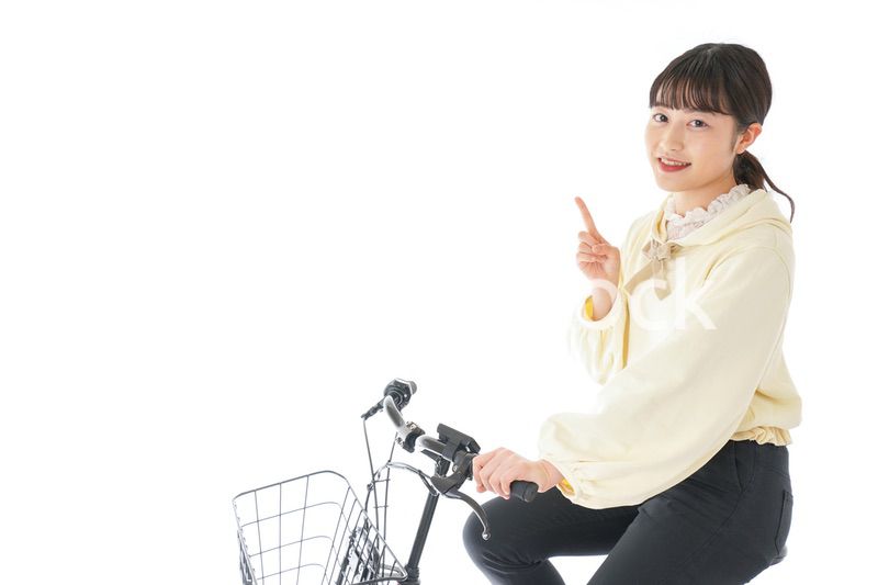 自転車に乗る若い女性