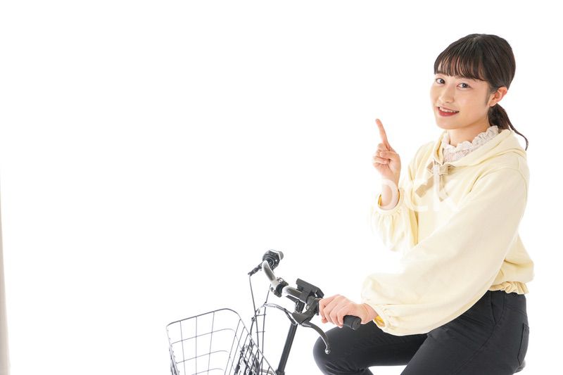 自転車を運転する若い女性