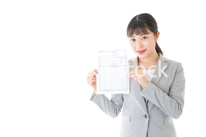 履歴書を持つ若いビジネスウーマン