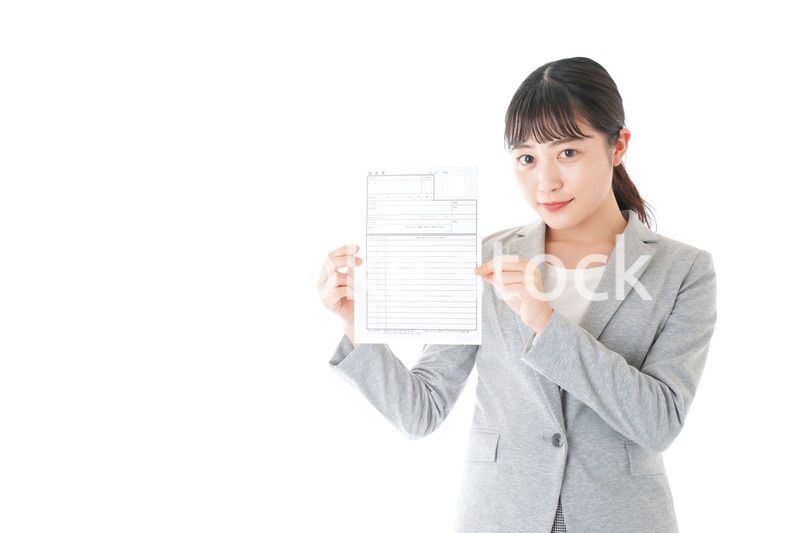 履歴書を持つ若いビジネスウーマン