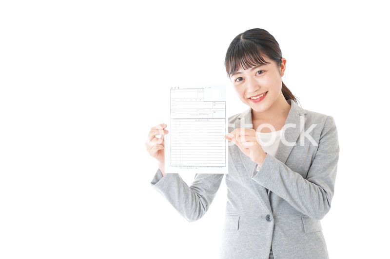 履歴書を持つ若いビジネスウーマン