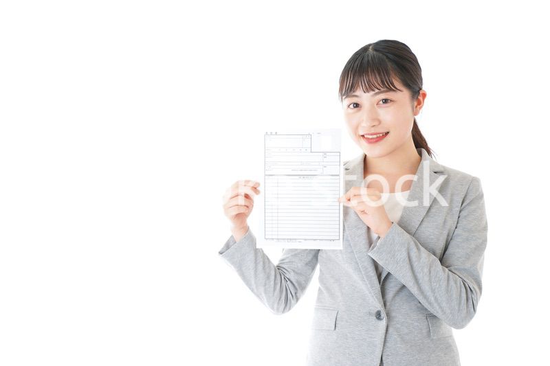 履歴書を持つ若いビジネスウーマン