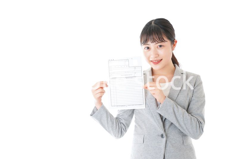 履歴書を持つ若いビジネスウーマン