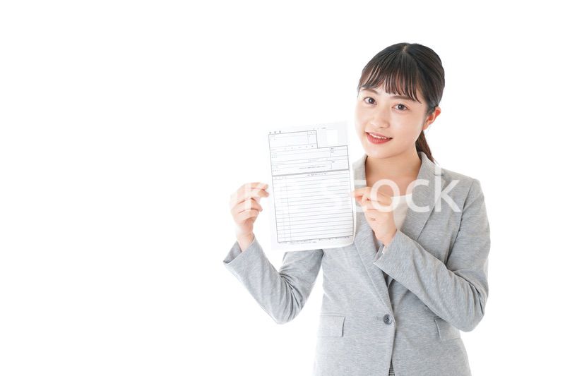 履歴書を持つ若いビジネスウーマン