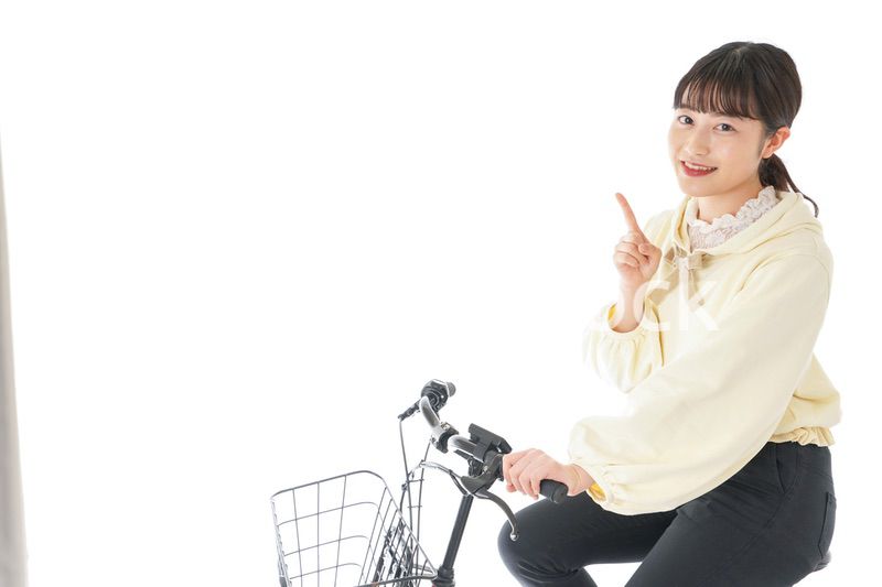 自転車に乗る若い女性
