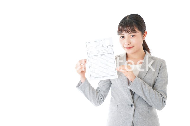 履歴書を持つ若いビジネスウーマン