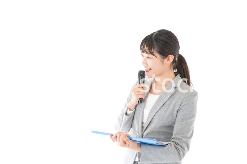 プレゼンテーション・司会をする若いビジネスウーマン