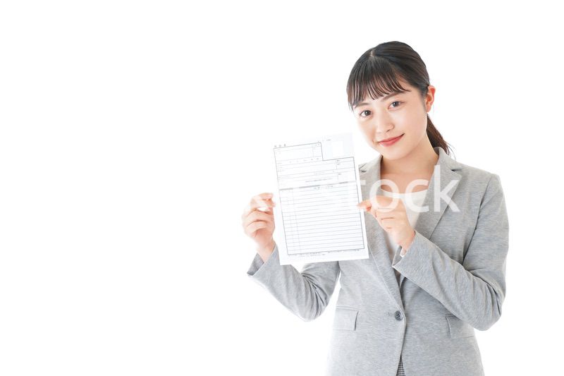 履歴書を持つ若いビジネスウーマン