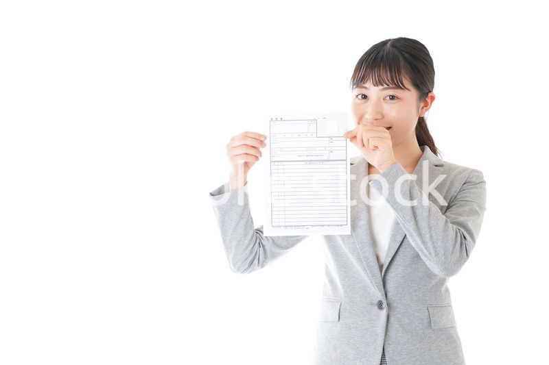 履歴書を持つ若いビジネスウーマン