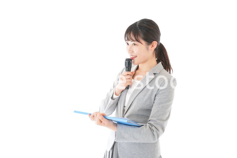 プレゼンテーション・司会をする若いビジネスウーマン