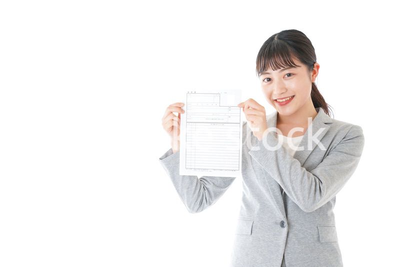 履歴書を持つ若いビジネスウーマン