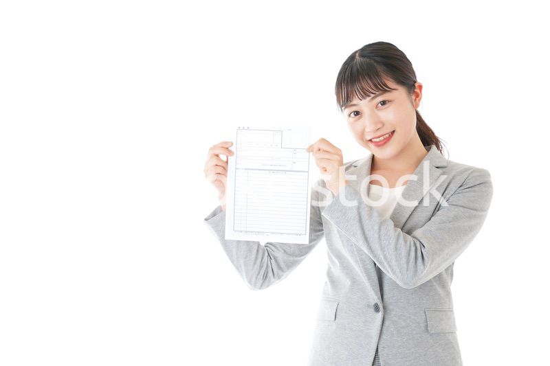 履歴書を持つ若いビジネスウーマン