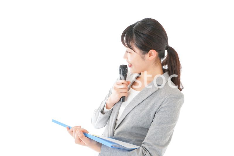プレゼンテーション・司会をする若いビジネスウーマン