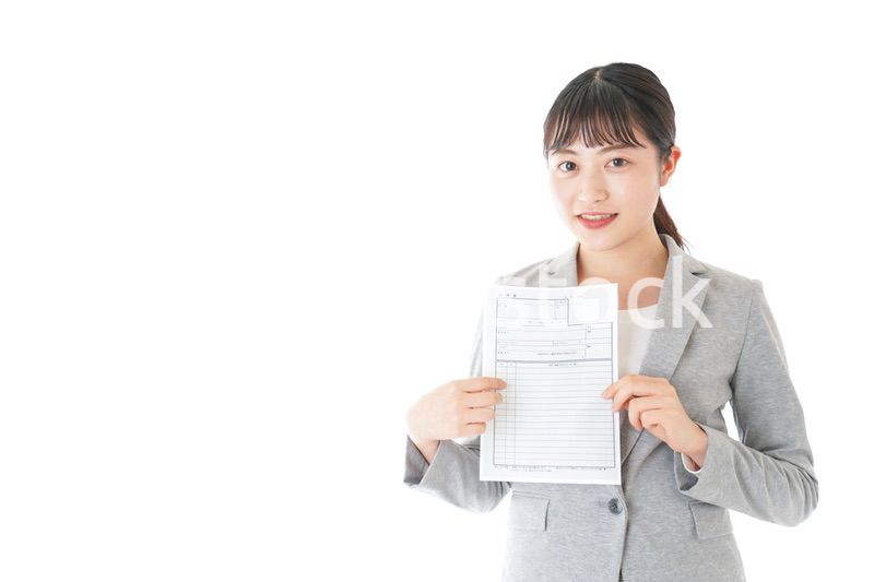 履歴書を持つ若いビジネスウーマン