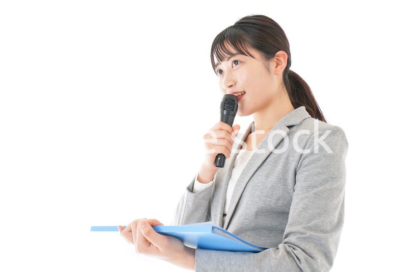 プレゼンテーション・司会をする若いビジネスウーマン