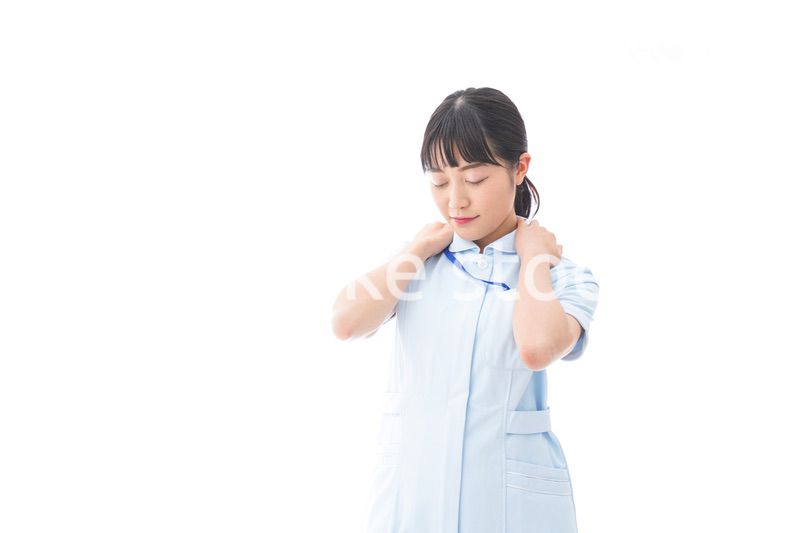 ナース服を着た若い笑顔の看護師