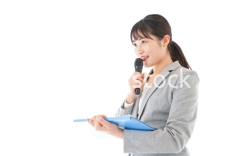プレゼンテーション・司会をする若いビジネスウーマン