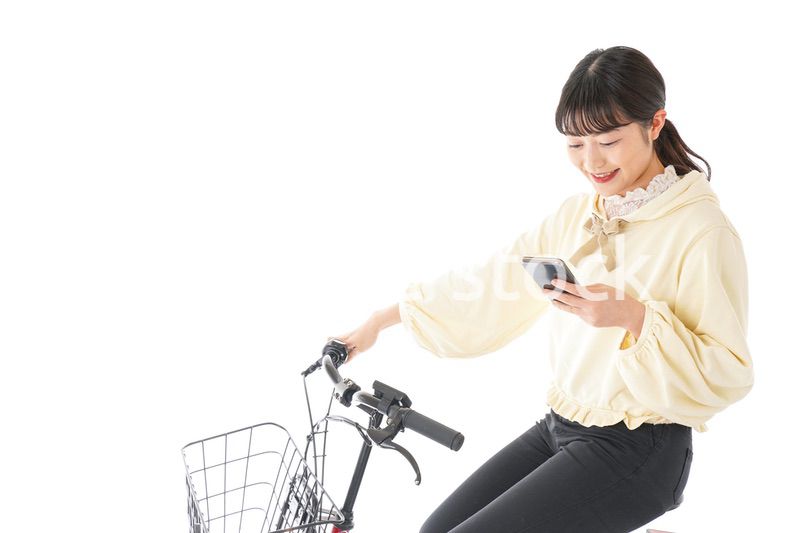 自転車を運転する若い女性