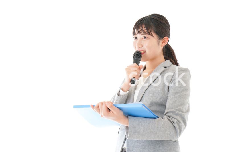 プレゼンテーション・司会をする若いビジネスウーマン