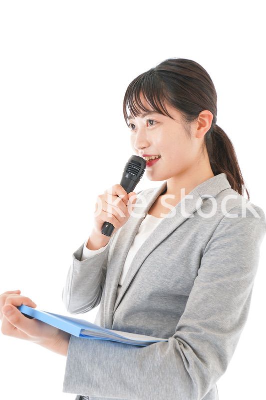 プレゼンテーション・司会をする若いビジネスウーマン