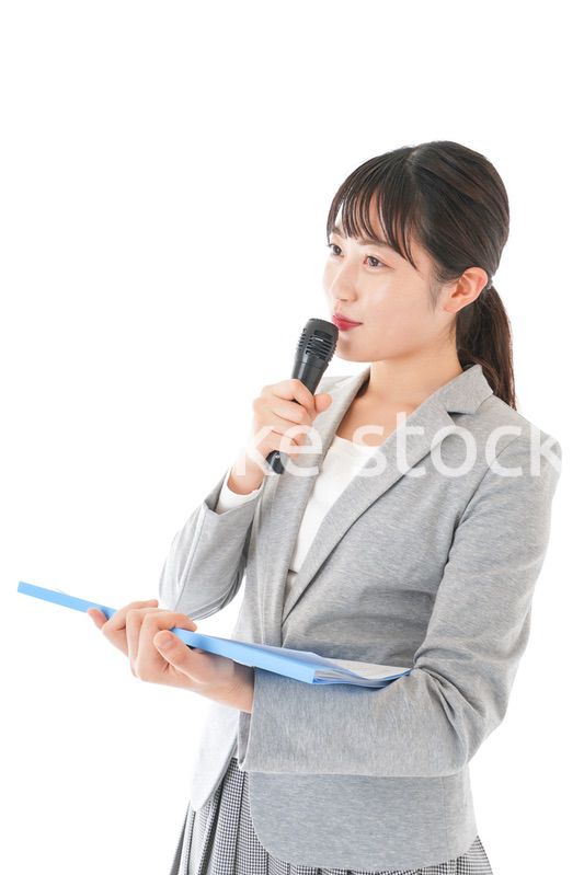 プレゼンテーション・司会をする若いビジネスウーマン