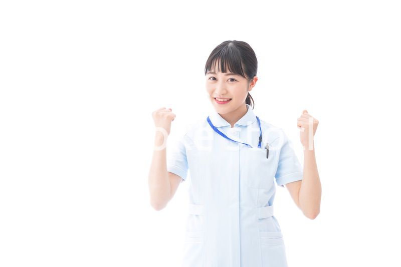 ガッツポーズをする若い看護師