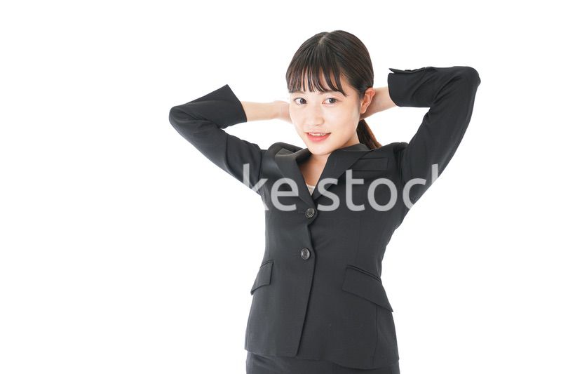 身だしなみを整える若いビジネスウーマン