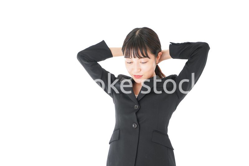 身だしなみを整える若いビジネスウーマン