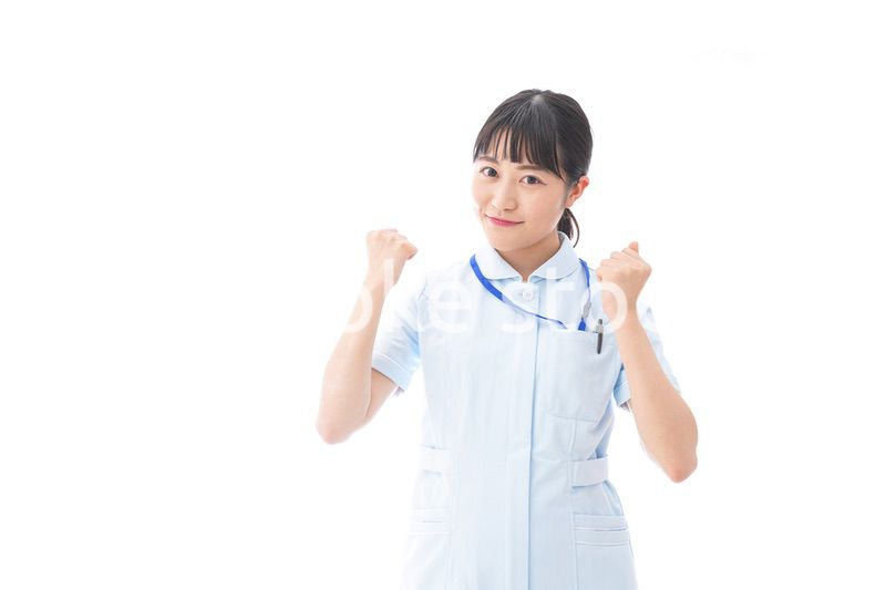 ナース服を着た若い笑顔の看護師