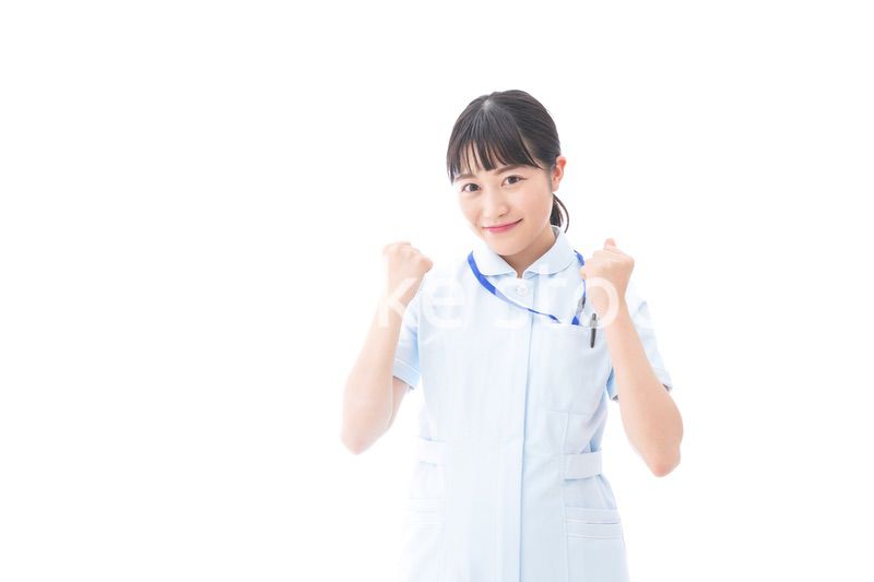 ガッツポーズをする若い看護師