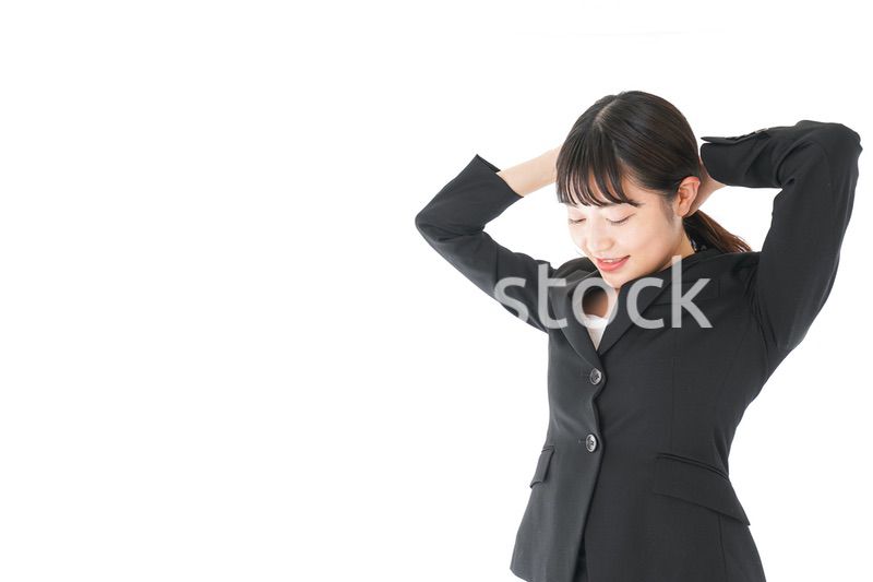 身だしなみを整える若いビジネスウーマン