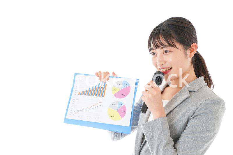 プレゼンテーション・司会をする若いビジネスウーマン