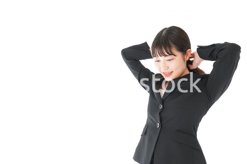 身だしなみを整える若いビジネスウーマン