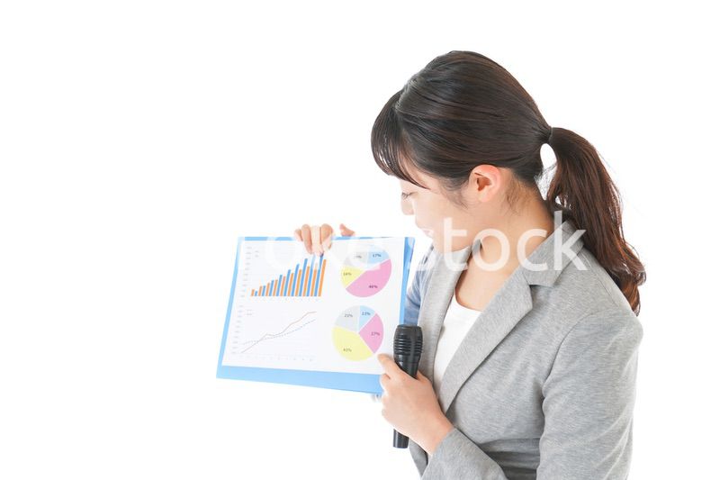 プレゼンテーション・司会をする若いビジネスウーマン