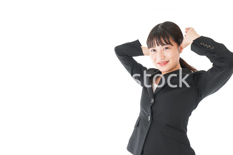 身だしなみを整える若いビジネスウーマン