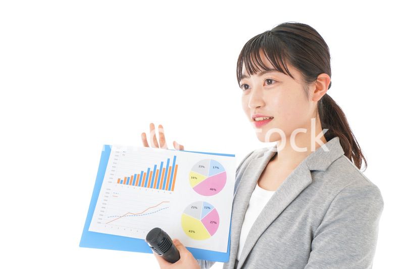 プレゼンテーション・司会をする若いビジネスウーマン